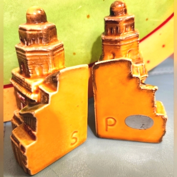 60s HEARST CASTLE Kitsch State Landmark Souvenir Royal Gold Salt Pepper Shakers - Picture 9 of 15